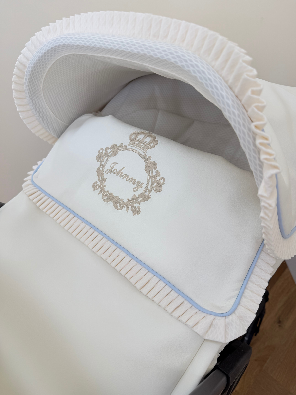 The Crest Crown Set