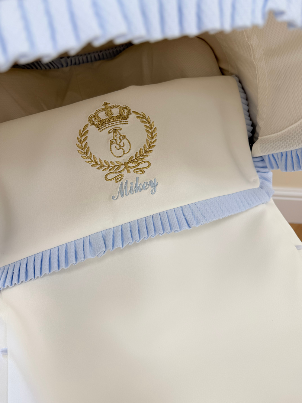 The Crest Crown Boxing Gloves Set