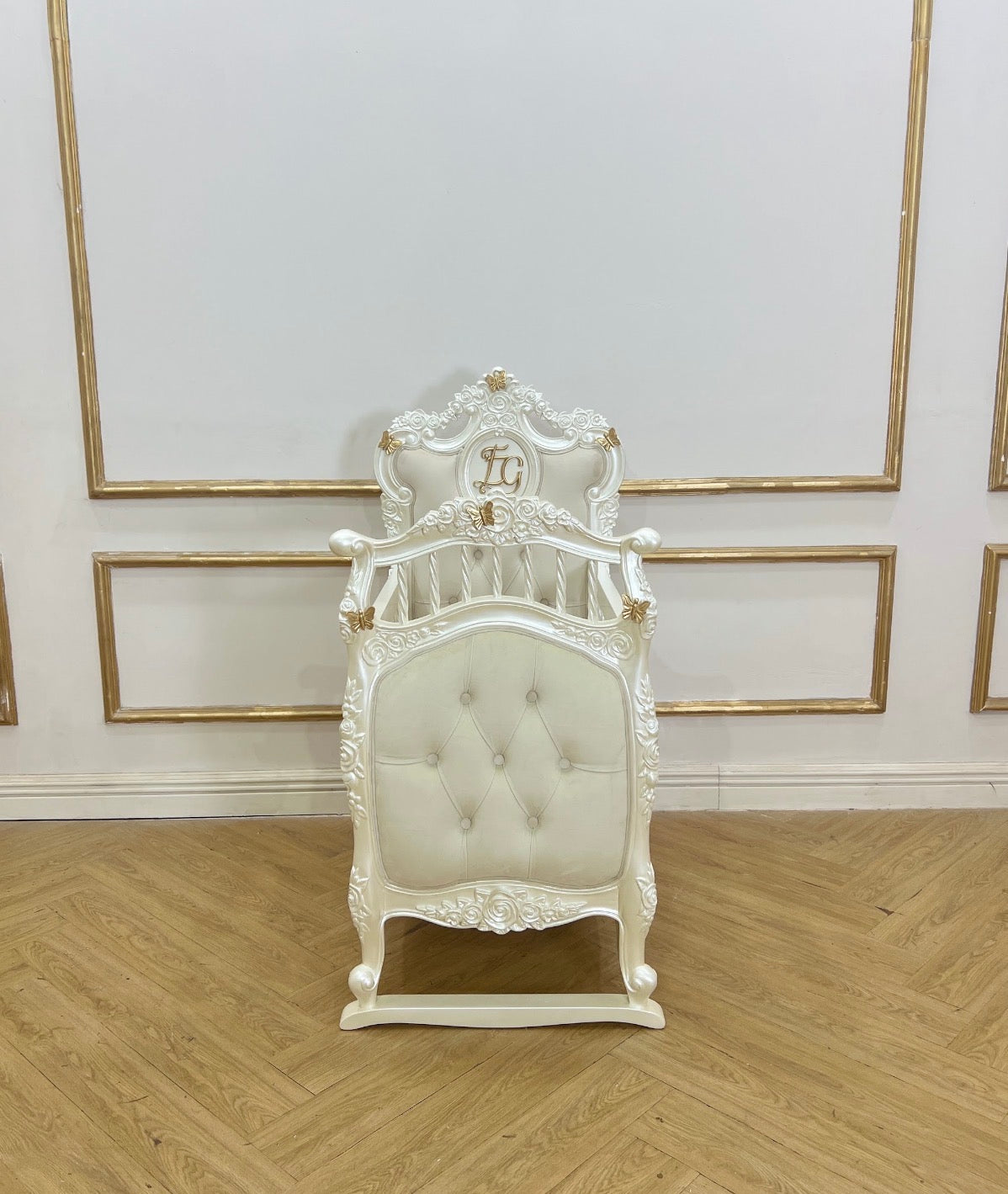 The Saint Roses Cradle With Drawers