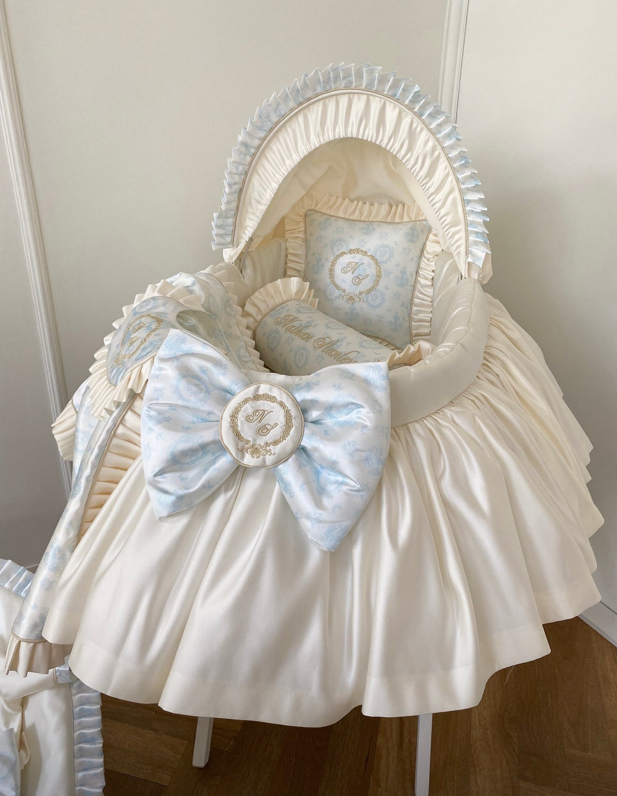 Cherub Toile Hooded Half Skirt Crib Set